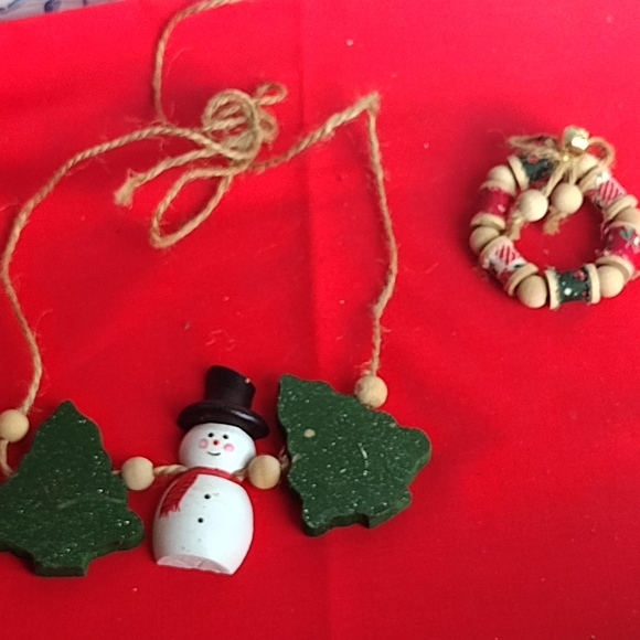 Cute Vintage 90s Handmade Christmas Winter Wooden Necklace & Pin Brooch - Picture 4 of 7